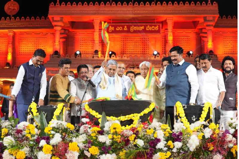 ವಿಜಯನಗರ ಜಿಲ್ಲೆಯ ಹಂಪಿಯಲ್ಲಿ ಆಯೋಜಿಸಿದ್ದ ಐತಿಹಾಸಿಕ ಹಂಪಿ ಉತ್ಸವ – 2026 ಅನ್ನು ಉದ್ಘಾಟಿಸಿದ ಸಿ.ಎಂ.