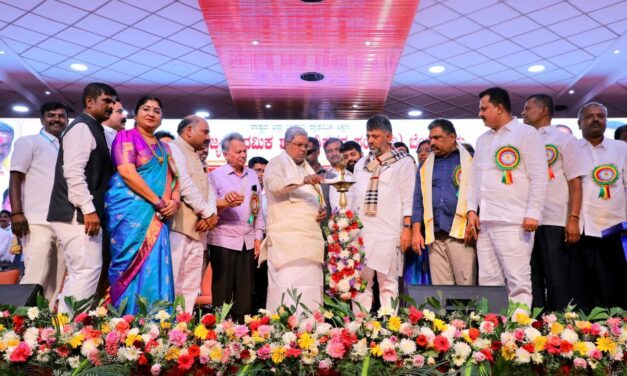 ಬೆಂಗಳೂರಿನ ಅರಮನೆ ಮೈದಾನದಲ್ಲಿ ಆಯೋಜಿಸಿದ್ದ ರಾಜ್ಯ ಮಟ್ಟದ ಶೈಕ್ಷಣಿಕ ಮಹಾಸಮ್ಮೇಳನ ಹಾಗೂ ಸುವರ್ಣ ಮಹೋತ್ಸವ ಸಮಾರಂಭ