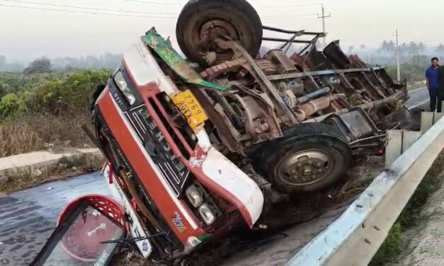 ಹೊಸಕೋಟೆ ಬಳಿ ಬೆಳ್ಳಂಬೆಳಗ್ಗೆ ಭೀಕರ ಸರಣಿ ಅಪಘಾತ – 7 ಜನ ಸ್ಥಳದಲ್ಲೇ ದುರ್ಮರಣ