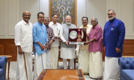ಕೇರಳಂ ಎಂದು ಮರುನಾಮಕರಣ ಮಾಡಿದ್ದಕ್ಕೆ ಕೃತಜ್ಞತೆ ಸಲ್ಲಿಸಲು ಪ್ರಧಾನಮಂತ್ರಿ ಅವರನ್ನು ಭೇಟಿ ಮಾಡಿದ ಖ್ಯಾತ ಮಲಯಾಳಿ ಸಾಹಿತಿಗಳು