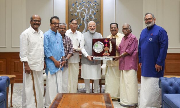 ಕೇರಳಂ ಎಂದು ಮರುನಾಮಕರಣ ಮಾಡಿದ್ದಕ್ಕೆ ಕೃತಜ್ಞತೆ ಸಲ್ಲಿಸಲು ಪ್ರಧಾನಮಂತ್ರಿ ಅವರನ್ನು ಭೇಟಿ ಮಾಡಿದ ಖ್ಯಾತ ಮಲಯಾಳಿ ಸಾಹಿತಿಗಳು
