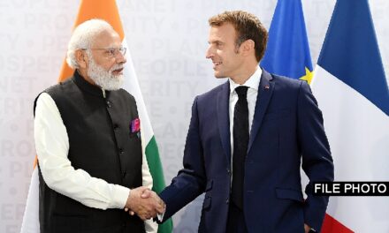 ಭಾರತಕ್ಕೆ ಆಗಮಿಸಿದ ಫ್ರಾನ್ಸ್ ಅಧ್ಯಕ್ಷರನ್ನು ಸ್ವಾಗತಿಸಿದ ಪ್ರಧಾನಮಂತ್ರಿ, ದ್ವಿಪಕ್ಷೀಯ ಸಂಬಂಧಗಳನ್ನು ಬಲಪಡಿಸುವ ಪ್ರಸ್ತಾಪ
