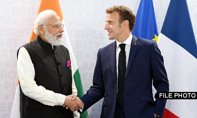 ಭಾರತಕ್ಕೆ ಆಗಮಿಸಿದ ಫ್ರಾನ್ಸ್ ಅಧ್ಯಕ್ಷರನ್ನು ಸ್ವಾಗತಿಸಿದ ಪ್ರಧಾನಮಂತ್ರಿ, ದ್ವಿಪಕ್ಷೀಯ ಸಂಬಂಧಗಳನ್ನು ಬಲಪಡಿಸುವ ಪ್ರಸ್ತಾಪ