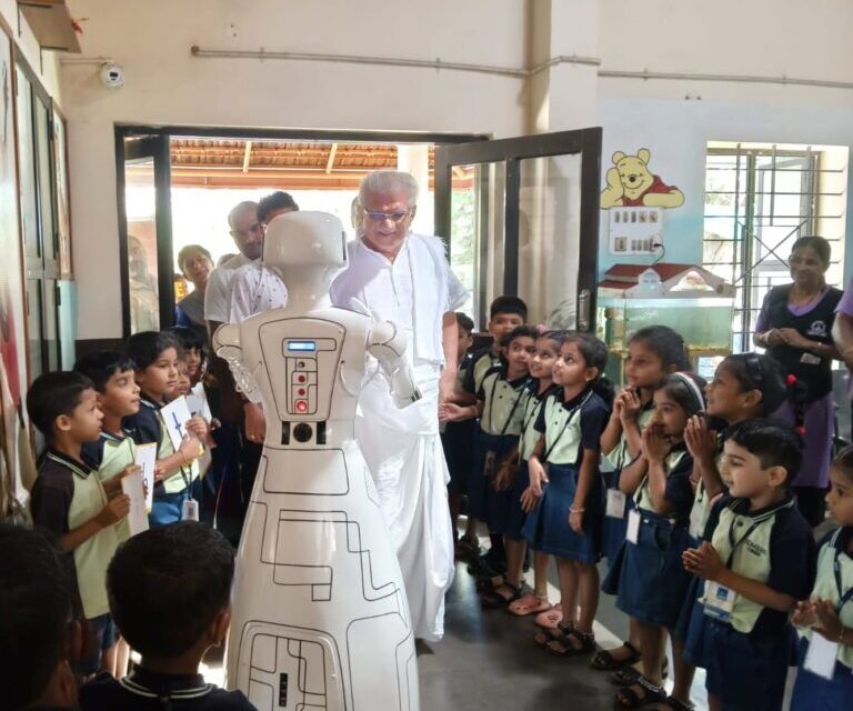 ಉಜಿರೆ: ಎಸ್‌.ಡಿ.ಎಂ. ಶಾಲಾ ವಿದ್ಯಾರ್ಥಿಗಳಿಗಾಗಿ ರೊಬೋಟ್ “ಶ್ರುತಿ” ಜೊತೆಗೆ ವಿಶೇಷ ಸಂವಹನ ಕಾರ್ಯಕ್ರಮ