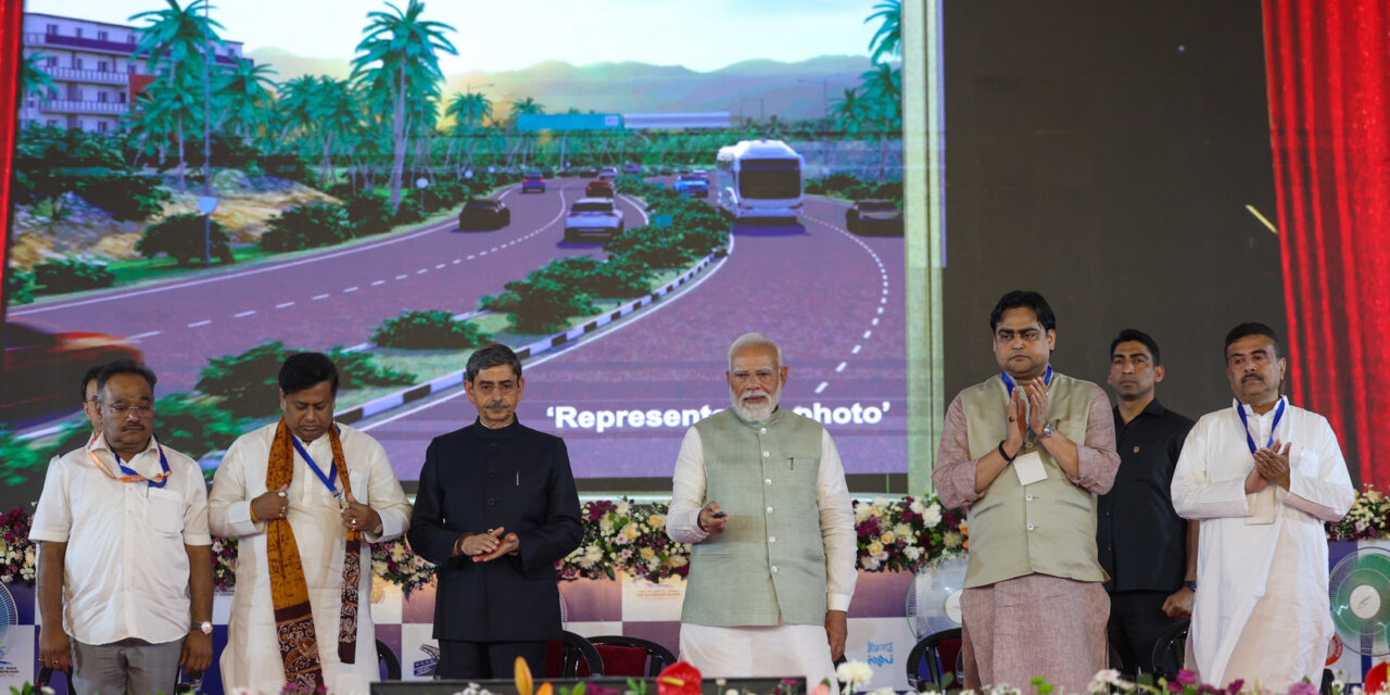 ಪ್ರಧಾನಮಂತ್ರಿ ಶ್ರೀ ನರೇಂದ್ರ ಮೋದಿ ಅವರು ಪಶ್ಚಿಮ ಬಂಗಾಳದ ಕೋಲ್ಕತ್ತಾದಲ್ಲಿ 18,700 ಕೋಟಿ ರೂ.ಗಳ ವಿವಿಧ ಅಭಿವೃದ್ಧಿ ಕಾಮಗಾರಿಗಳಿಗೆ ಶಂಕುಸ್ಥಾಪನೆ ಹಾಗು ಉದ್ಘಾಟನೆ