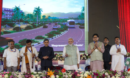 ಪ್ರಧಾನಮಂತ್ರಿ ಶ್ರೀ ನರೇಂದ್ರ ಮೋದಿ ಅವರು ಪಶ್ಚಿಮ ಬಂಗಾಳದ ಕೋಲ್ಕತ್ತಾದಲ್ಲಿ 18,700 ಕೋಟಿ ರೂ.ಗಳ ವಿವಿಧ ಅಭಿವೃದ್ಧಿ ಕಾಮಗಾರಿಗಳಿಗೆ ಶಂಕುಸ್ಥಾಪನೆ ಹಾಗು ಉದ್ಘಾಟನೆ