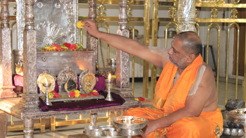 ಮಂತ್ರಾಲಯದಲ್ಲಿ ಯುಗಾದಿ ಸಂಭ್ರಮ – ಮೂಲ ರಾಮದೇವರಿಗೆ ತೈಲ ಅಭ್ಯಂಗನ