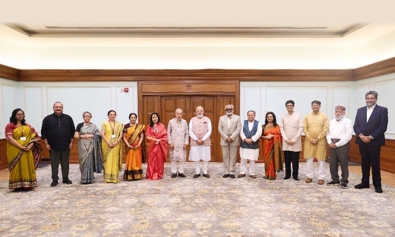 ಪ್ರಧಾನಮಂತ್ರಿ  ಅವರನ್ನು ಭೇಟಿ ಮಾಡಿದ ಇಂದಿರಾ ಗಾಂಧಿ ರಾಷ್ಟ್ರೀಯ ಕಲಾ ಕೇಂದ್ರದ ಟ್ರಸ್ಟಿಗಳು