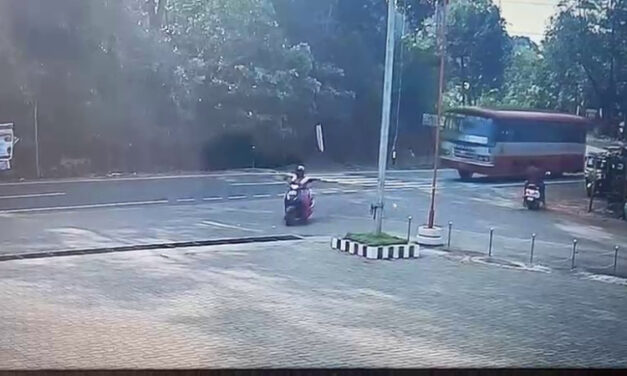 ಚಲಿಸುತ್ತಿದ್ದ ಬಸ್‌ನಿಂದ ಏಕಾಏಕಿ ಡೋರ್ ಓಪನ್ – ಕೆಳಗೆ ಬಿದ್ದ ವಿದ್ಯಾರ್ಥಿನಿಯರು