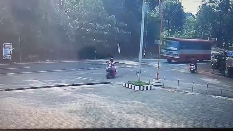 ಚಲಿಸುತ್ತಿದ್ದ ಬಸ್‌ನಿಂದ ಏಕಾಏಕಿ ಡೋರ್ ಓಪನ್ – ಕೆಳಗೆ ಬಿದ್ದ ವಿದ್ಯಾರ್ಥಿನಿಯರು