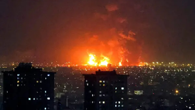 ಇರಾನ್‌ಗೆ ಬಿಗ್‌ ಶಾಕ್‌ ಕೊಟ್ಟ ಅಮೆರಿಕ-ಇಸ್ರೇಲ್‌; ಇಂಧನ ಸಂಗ್ರಹಣಾ ಸೌಲಭ್ಯಗಳ ಮೇಲೆ ದಾಳಿ