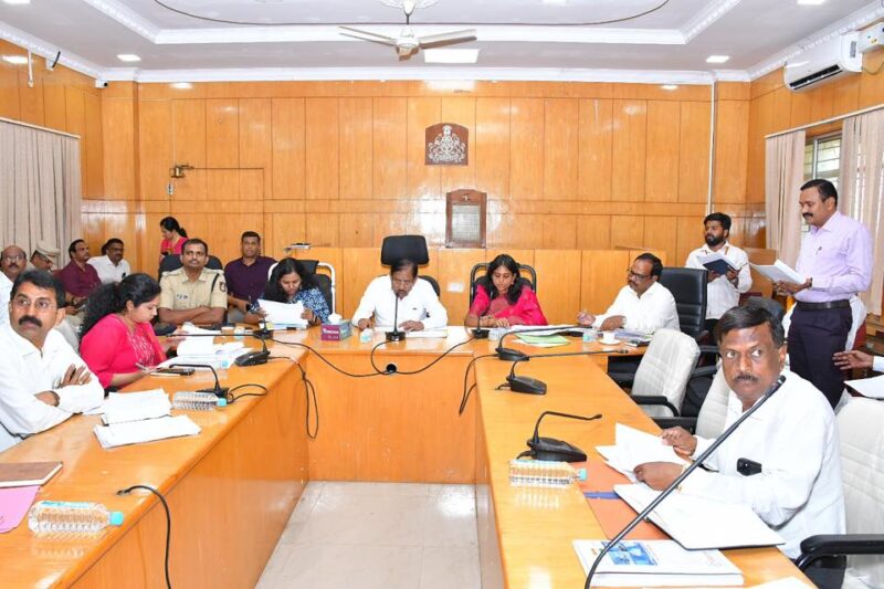 ತುಮಕೂರು ಜಿಲ್ಲಾಧಿಕಾರಿಗಳ ಕಾರ್ಯಾಲಯದಲ್ಲಿ  ಪ್ರಗತಿ ಪರಿಶೀಲನಾ ಸಭೆ