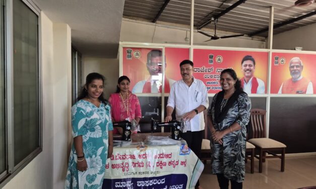 ದೇವರಾಜು ಅರಸು ಹಿಂದುಳಿದ ವರ್ಗ ಅಭಿವೃದ್ಧಿ ನಿಗಮದ ವತಿಯಿಂದ ಲಾನುಭವಿಗಳಿಗೆ ಹೊಲಿಗೆ ಯಂತ್ರ ವಿತರಣೆ