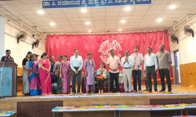 ಶ್ರೀ ಶಾರದಾ ಪ್ರೌಢಶಾಲೆ ಪಾಣೆಮಂಗಳೂರು  ಉಚಿತ ಬರವಣಿಗೆ ಪುಸ್ತಕ ವಿತರಣಾ ಕಾರ್ಯಕ್ರಮ