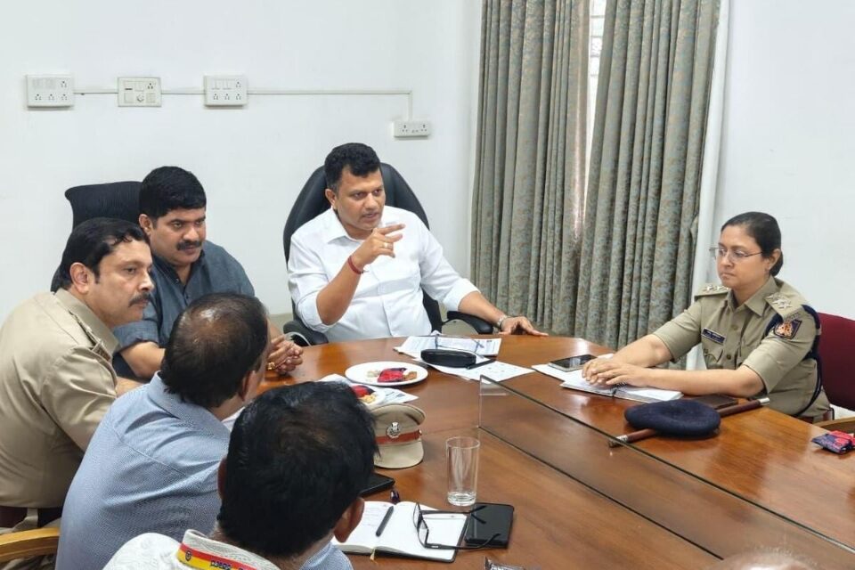 PM-RAHAT ಯೋಜನೆಯಡಿ ಅಪಘಾತಕ್ಕೊಳಗಾದವರನ್ನು ದಾಖಲಿಸಿಕೊಳ್ಳಲು ಮತ್ತು ಚಿಕಿತ್ಸೆ ನೀಡಲು ನಿರಾಕರಿಸುವ ಆಸ್ಪತ್ರೆಗಳ ವಿರುದ್ಧ ಕ್ರಮ ಕೈಗೊಳ್ಳುವಂತೆ ಕ್ಯಾಪ್ಟನ್ ಚೌಟ ಸೂಚನೆ.