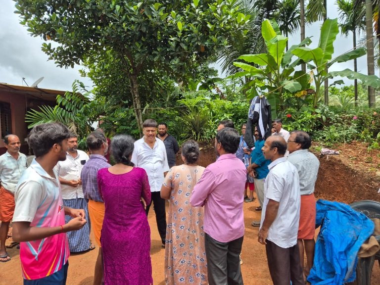 ಭಾರೀ ಮಳೆಗೆ  ಮನೆ ಛಾವಣಿ ಕುಸಿತ :  ಸ್ಥಳಕ್ಕೆ ಬಂಟ್ವಾಳ ಶಾಸಕ ರಾಜೇಶ್ ನಾಯ್ಕ್ ಉಳಿಪ್ಪಾಡಿಗುತ್ತು ಭೇಟಿ