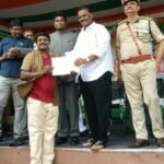 ಕಂದಾಯ ಸಚಿವ ಆನಗಣಿ ಸತ್ಯ ಪ್ರಸಾದ್ ಅವರಿಂದ ಪ್ರಶಂಸಾ ಪತ್ರ ಸ್ವೀಕರಿಸುತ್ತಿರುವ ಆಟೋ ರಿಕ್ಷಾ ಚಾಲಕ ಯು.ಸುಂದರ್ ರಾವ್.