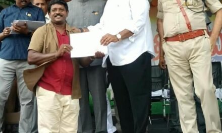 ಕಂದಾಯ ಸಚಿವ ಆನಗಣಿ ಸತ್ಯ ಪ್ರಸಾದ್ ಅವರಿಂದ ಪ್ರಶಂಸಾ ಪತ್ರ ಸ್ವೀಕರಿಸುತ್ತಿರುವ ಆಟೋ ರಿಕ್ಷಾ ಚಾಲಕ ಯು.ಸುಂದರ್ ರಾವ್.
