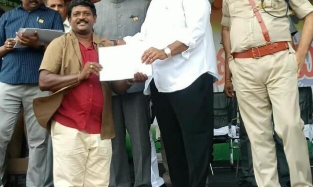 ಕಂದಾಯ ಸಚಿವ ಆನಗಣಿ ಸತ್ಯ ಪ್ರಸಾದ್ ಅವರಿಂದ ಪ್ರಶಂಸಾ ಪತ್ರ ಸ್ವೀಕರಿಸುತ್ತಿರುವ ಆಟೋ ರಿಕ್ಷಾ ಚಾಲಕ ಯು.ಸುಂದರ್ ರಾವ್.