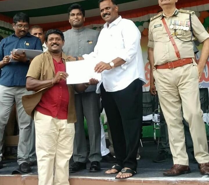 ಕಂದಾಯ ಸಚಿವ ಆನಗಣಿ ಸತ್ಯ ಪ್ರಸಾದ್ ಅವರಿಂದ ಪ್ರಶಂಸಾ ಪತ್ರ ಸ್ವೀಕರಿಸುತ್ತಿರುವ ಆಟೋ ರಿಕ್ಷಾ ಚಾಲಕ ಯು.ಸುಂದರ್ ರಾವ್.