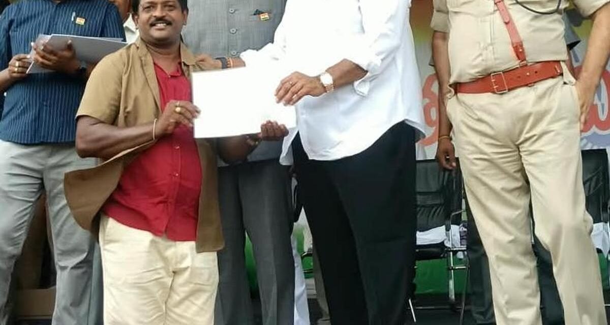 ಕಂದಾಯ ಸಚಿವ ಆನಗಣಿ ಸತ್ಯ ಪ್ರಸಾದ್ ಅವರಿಂದ ಪ್ರಶಂಸಾ ಪತ್ರ ಸ್ವೀಕರಿಸುತ್ತಿರುವ ಆಟೋ ರಿಕ್ಷಾ ಚಾಲಕ ಯು.ಸುಂದರ್ ರಾವ್.