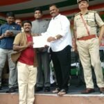ಕಂದಾಯ ಸಚಿವ ಆನಗಣಿ ಸತ್ಯ ಪ್ರಸಾದ್ ಅವರಿಂದ ಪ್ರಶಂಸಾ ಪತ್ರ ಸ್ವೀಕರಿಸುತ್ತಿರುವ ಆಟೋ ರಿಕ್ಷಾ ಚಾಲಕ ಯು.ಸುಂದರ್ ರಾವ್.