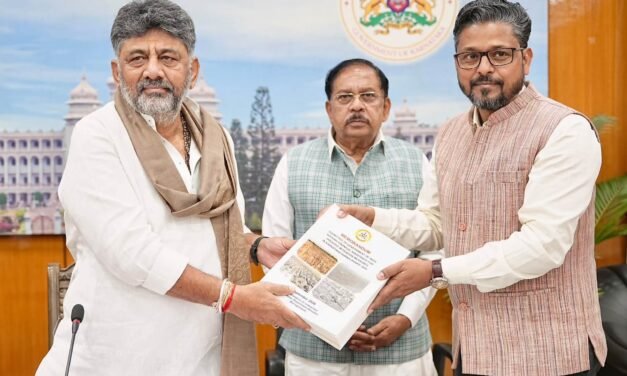 ಮಳೆ ಕೊರತೆ ಮತ್ತು ಬರದ ನೈಜ ಪರಿಸ್ಥಿತಿ ಪರಿಶೀಲಿಸಲು ಆಗಮಿಸಿರುವ ಕೇಂದ್ರ ಸರ್ಕಾರದ ಉನ್ನತ ಮಟ್ಟದ ಅಧಿಕಾರಿಗಳ ತಂಡದೊಂದಿಗಿನ ಸಭೆ