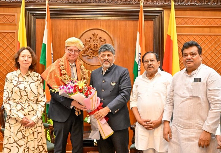 ವಿಧಾನಸೌಧದಲ್ಲಿ ಇಂದು ಝೆಕ್ ಗಣರಾಜ್ಯದ ಉಪ ಪ್ರಧಾನಮಂತ್ರಿ ಶ್ರೀ ಕಾರೆಲ್ ಹಾವ್ಲಿಕ್ ಅವರ ನೇತೃತ್ವದ ನಿಯೋಗ ಸಿ.ಎಂ. ಭೇಟಿ
