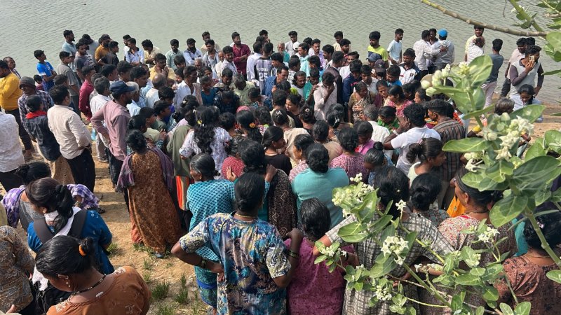 ಕೆರೆಯಲ್ಲಿ ಮುಳುಗಿ ಮೂವರು ಮಕ್ಕಳು ದುರ್ಮರಣ – ಮುಗಿಲುಮುಟ್ಟಿದ ಪೋಷಕರ ಆಕ್ರಂದನ